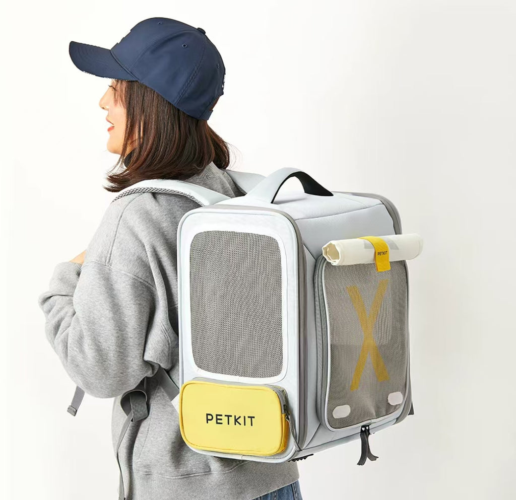 PETKIT 확장형 고양이 캐리어 백팩을 착용한 사람