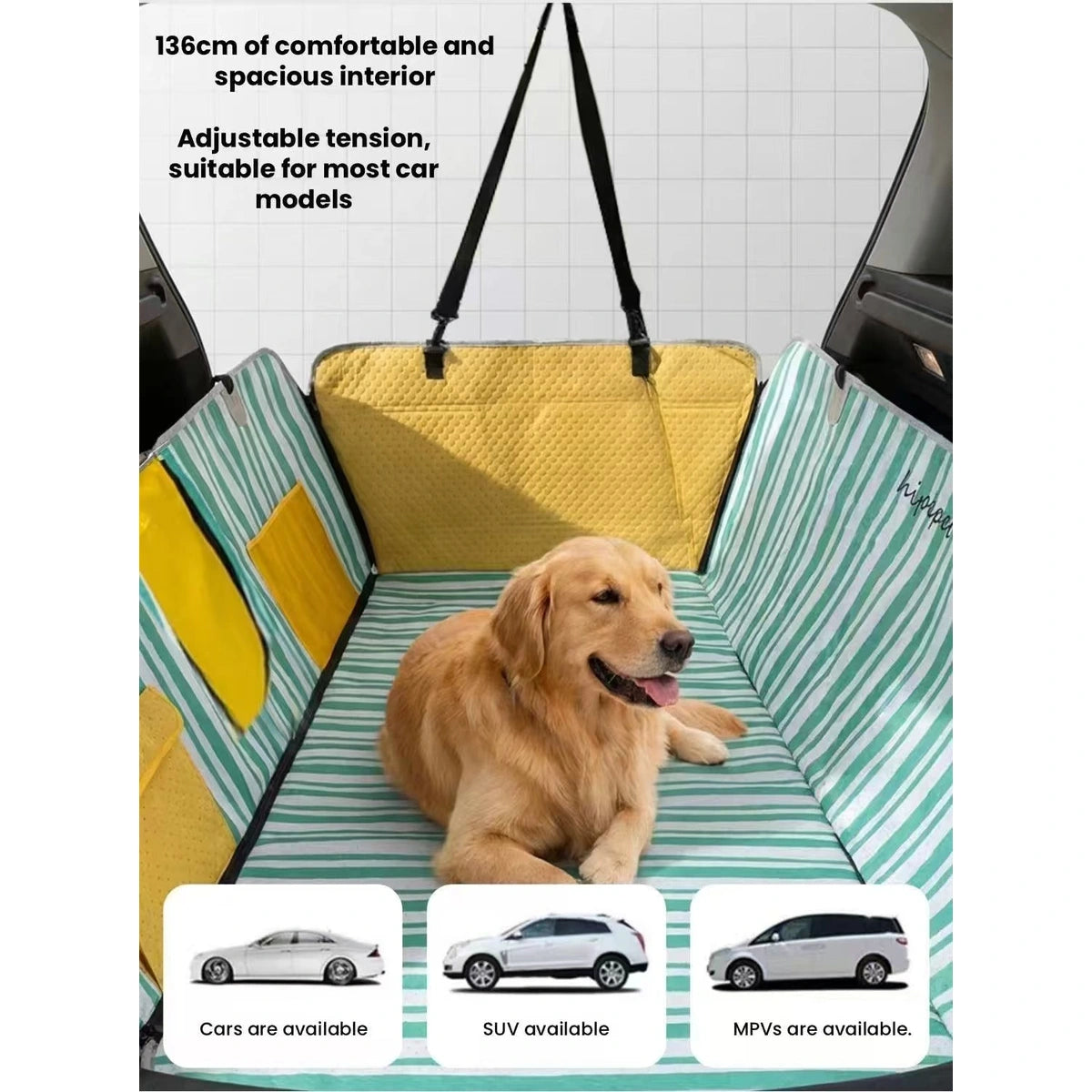盛り上がったサイドパネルを示す縞模様のカーシートカバー上の犬