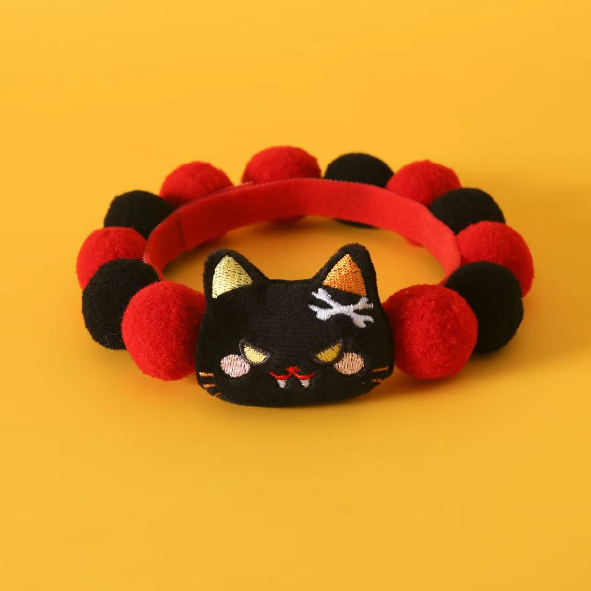 赤と黒のハロウィーンの猫の首輪を平らに置いた