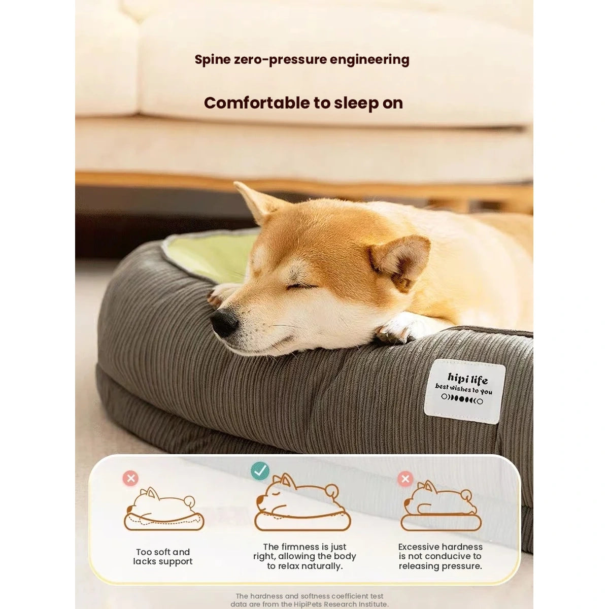 茶色の楕円形のペットベッドで寝ている犬