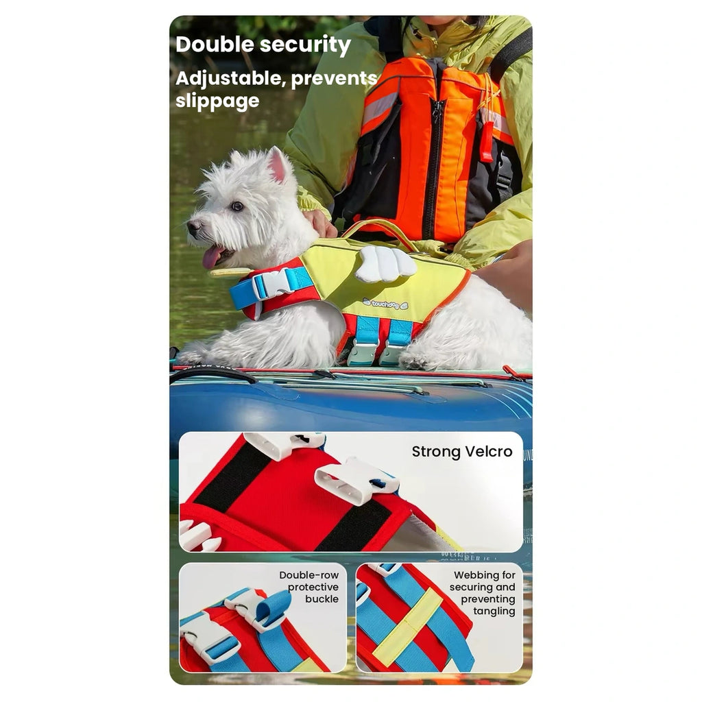 屋外で黄色のTouchdogライフジャケットを着ている小型犬