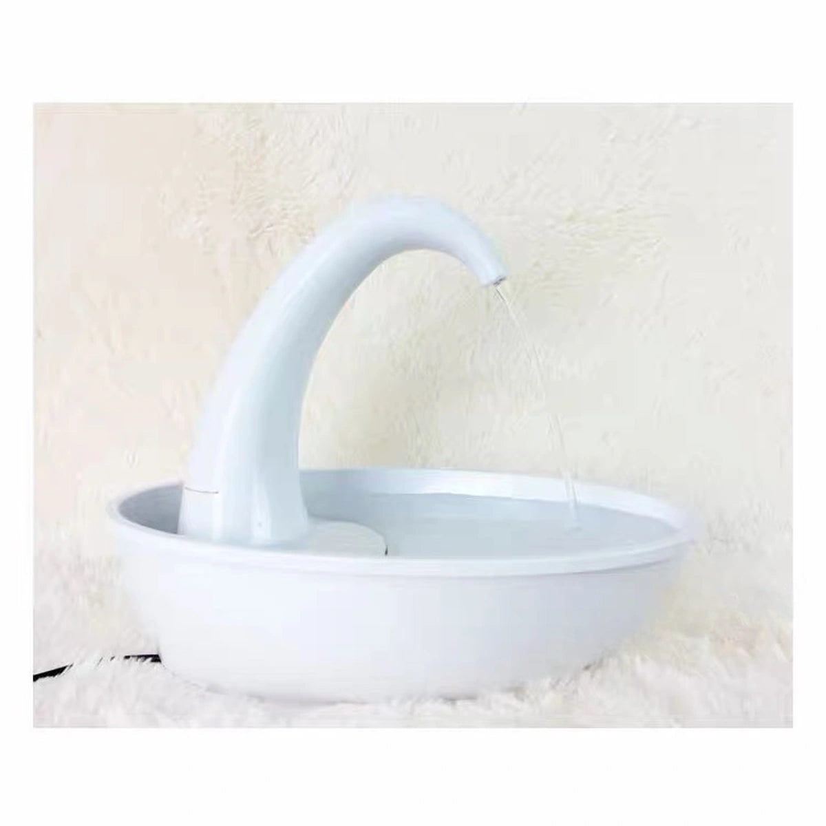 Pioneer Pet Swan 2.36L ペット用給水器 画像4：白・給水器・側面・飲水