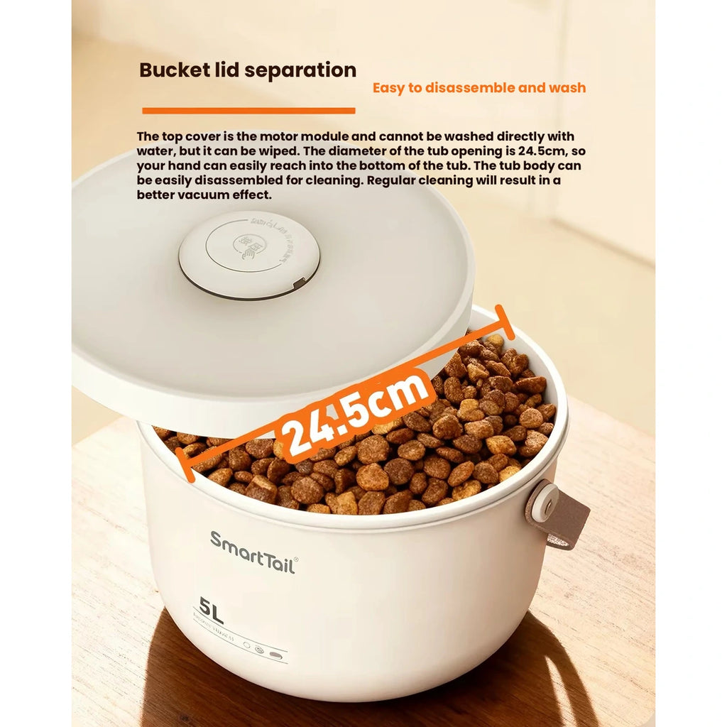 SmartTail 5 L bin with dry food in top opening