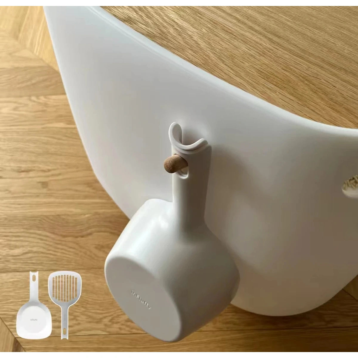 Close-up of the inFluffy litter box wooden lid and hanging scoop