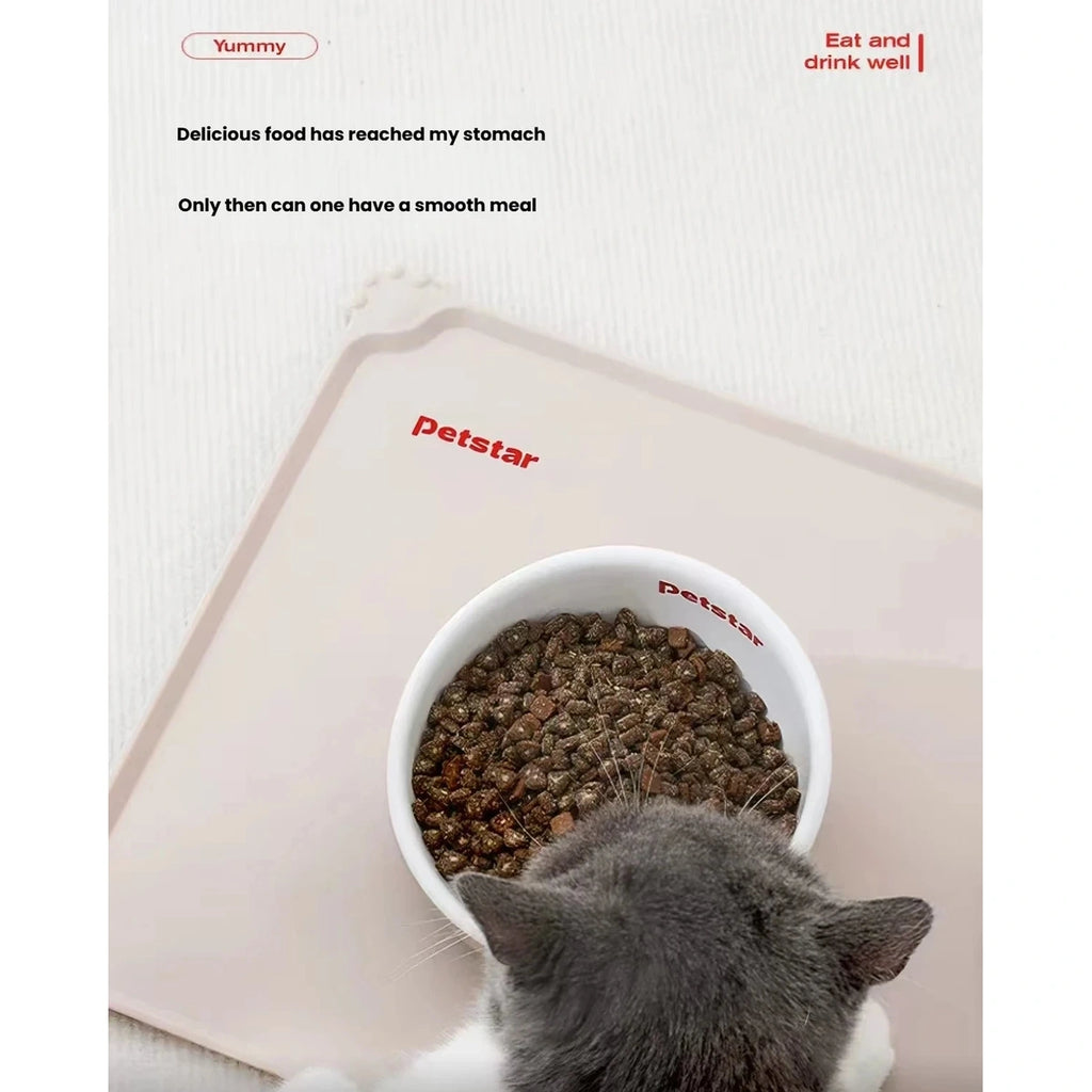 Cat approaching a food bowl placed on the Petstar mat